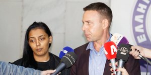 Η μητέρα του Παναγιωτάκη με τον δικηγόρο της έξω από τη ΓΑΔΑ