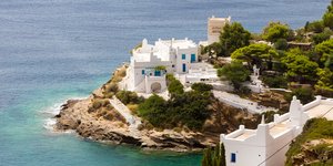 δεντρα σπιτια σε βραχια