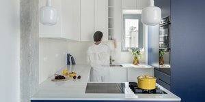 Κουζίνα γυναίκα μαγειρική ντριζάιν λευκό μπλε