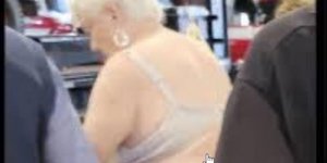 Η φανατική οπαδός του Ντόναλντ Τραμπ που ψήφισε με το σουτιέν της