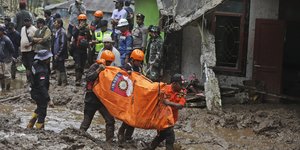 Νεκροί στη λάσπη στην Ινδονησία