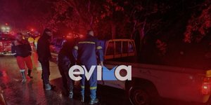 Πυροσβέστης κάνει έλεγχο σε όχημα