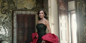 Τι κρύβει το εντυπωσιακό φόρεμα Balenciaga που φόρεσε η βασίλισσα Λετίθια στο πορτρέτο της από την Annie Leibovitz