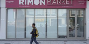 Ένας άνδρας περπατάει μπροστά από το Rimon Market, ένα παντοπωλείο που διαχειριζόταν ο αείμνηστος ραβίνος Zvi Kogan, στο Ντουμπάι των Ηνωμένων Αραβικών Εμιράτω