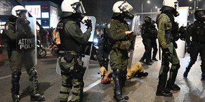 Επεισόδια μεταξύ εποχιακών πυροσβεστών και δυνάμεων των ΜΑΤ στο Υπουργείο Κλιματικής Κρίσης