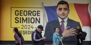 Αφίσα του ακροδεξιού προεδρικού υποψηφίυο Γκεόργκε Σιμιόν στην πρωτεύουσα της Ρουμανίας