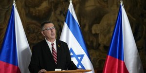 Ο Γκίντεον Σάαρ κάνει δηλώσεις μπροστά από τις σημαίες Τσεχίας και Ισραήλ