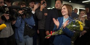 Η φιλοευρωπαία απερχόμενη πρόεδρος Σάντου πανηγυρίζει τη νίκη της στις προεδρικές εκλογές της Μολδαβίας 