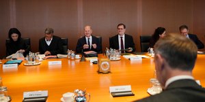 Ο Όλαφ Σολτς απέναντι από τον Κρίστιαν Λίντνερ 