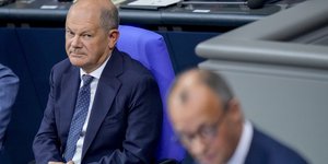 Ο Σολτς παρακολουθεί την ομιλία του Μερτς στη Βουλή