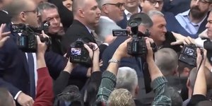 Σερβία: Σύρραξη στο Κοινοβούλιο, βουλευτές πιάστηκαν στα χέρια