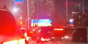 Ουκρανική σημαία σε γιγαντοοθόνη σε δρόμο του Καζακστάν