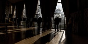 Κόσμος σε αίθουσα να ψηφίσει