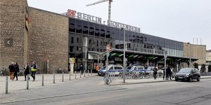 Αστυνομικοί σε σιδηροδρομικό σταθμό στο Βερολίνο