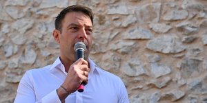 Ο Στέφανος Κασσελάκης με μικρόφωνο στα χέρια