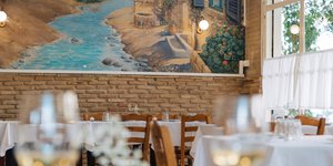 εστιατόριο τανέρνα τραπέζια ποτήρια τοιχογραφία