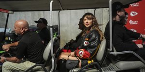 Η Τέιλορ Σουίφτ με μπουφάν των Kansas City Chiefs 