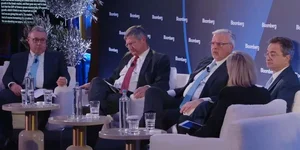 Βασίλης Ψάλτης, Παύλος Μυλωνάς, Χρήστος Μεγάλου και Φωκιώνας Καραβίας στην τηλεόραση του Bloomberg