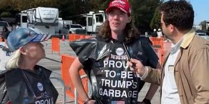 Οπαδοί του Τραμπ με σακούλες σκουπιδιών