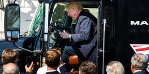 O Donald Trump μέσα σε φορτηγό