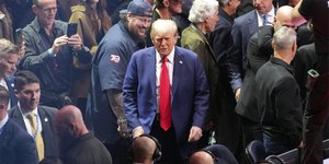 Ο Τραμπ ανάμεσα σε κόσμο σε στάδιο