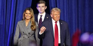 Με την σύζυγό του και τον γιο τους εμφανίστηκε ο Ντόναλντ Τραμπ στην πρώτη του ομιλία μετά τις εκλογές