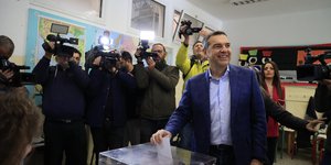 Ο πρώην Πρωθυπουργός και πρόεδρος του ΣΥΡΙΖΑ - Προοδευτική Συμμαχία Αλέξης Τσίπρας ψηφίζει στις εκλογές για την ανάδειξη νέου προέδρου του κόμματος, στο εκλογικό κέντρο της Κυψέλης