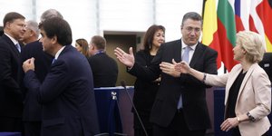 H Ούρσουλα φον ντερ Λάιεν με τον Απόστολο Τζιτζικώστα