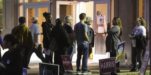 Αμερικανοί πολίτες σε εκλογικό κέντρο