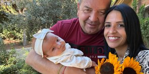 Ο 59χρονος Αντόνιο Ταραζόνα και η 34χρονη Λούρδη Μαρία Γκαρθία με το μωρό τους