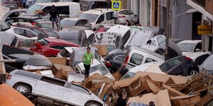 Αυτοκίνητα το ένα πάνω στο άλλο μετά το πέρασμα της κακοκαιρίας στη Βαλένθια