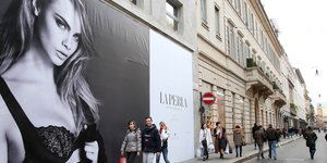 H Via Monte Napoleone στο Μιλάνο είναι ο πιο ακριβός εμπορικός δρόμος