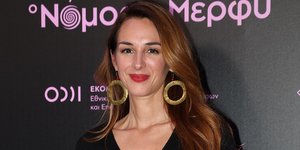 Η Βίκυ Παπαδοπούλου με ψηλόμεση φούξια φούστα