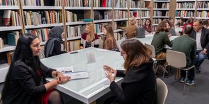 συζητηση σε τραπεζια 