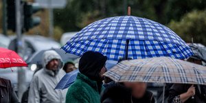 Κόσμος με ομπρέλες