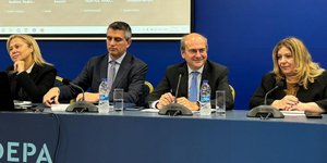 Ο Κωστής Χατζηδάκη χαμογελαστός