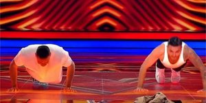 Ο Χρήστος Μάστορας έκανε push ups στη σκηνή του The Voice για χάρη διαγωνιζόμενου