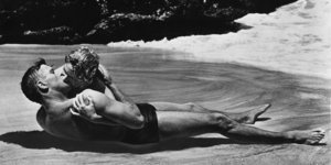 Υπάρχουν δύο θεωρίες για το γιατί οι άνθρωποι έχουν την ανάγκη να φιλιούνται  / ΙΜDB