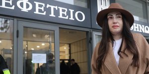 Η Ιωάννα Παλιοσπύρου έξω από το Μικτό Ορκωτό Εφετείο Αθηνών