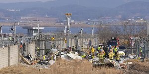 Διασώστες εργάζονται στα συντρίμμια του μοιραίου αεροσκάφους