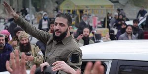 Ο Αλ Τζουλανί χαιρετά πλήθος