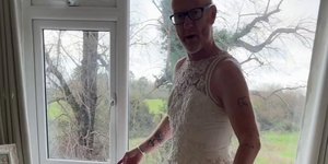 Βρήκε το νυφικό της γυναίκας του στο πατάρι και το φόρεσε – Ποια ήταν η αντίδρασή της [βίντεο]