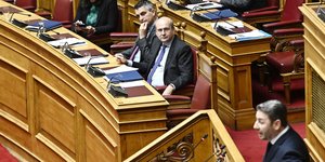 Βουλή: Κόντρα Ανδρουλάκη-Χατζηδάκη με αφορμή πρόταση για έκτακτη εισφορά 5% στις τράπεζες