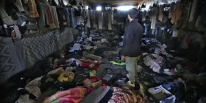 αντρας κοιταει ρουχα απλωμενα