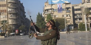 Μαχητής της συριακής αντιπολίτευσης πυροβολεί στον αέρα στο κέντρο του Χαλεπιού