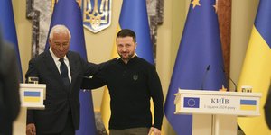 Ο πρόεδρος του Ευρωπαϊκού Συμβουλίου Αντόνιο Κόστα, χαιρετίζει τον πρόεδρο της Ουκρανίας Βολοντίμιρ Ζελένσκι κατά τη διάρκεια συνέντευξης Τύπου στο Κίεβο