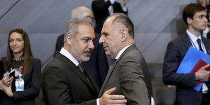 Συνάντηση Γιώργου Γεραπετρίτη και Χακάν Φιντάν στο περιθώριο του Συμβουλίου Εξωτερικών Υποθέσεων του ΝΑΤΟ