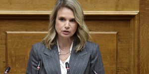 Μιλένα Αποστολάκη γκρι σακακι