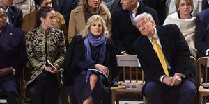 Με έμπνευση από την Παναγία των Παρισίων: Πώς η Άσλεϊ Μπάιντεν εντυπωσίασε με το boho χρυσοποίκιλτο παλτό της