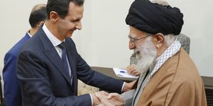 Ο έκπτωτος Σύρος πρόεδρος Άσαντ και ο Ανώτατος Ηγέτης του Ιράν, αγιατολάχ Αλί Χαμενεΐ